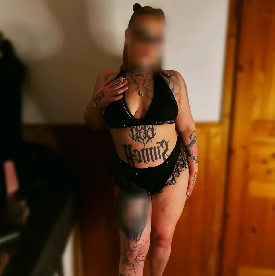 Ellie, 26